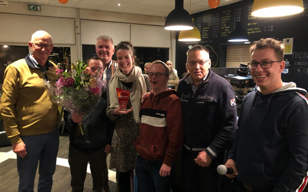 Een afvaardiging van Samenzóo ontvangt de trofee uit handen van Johan Dolstra (links). Een afvaardiging van Samenzóo ontvangt de trofee uit handen van Johan Dolstra (links).