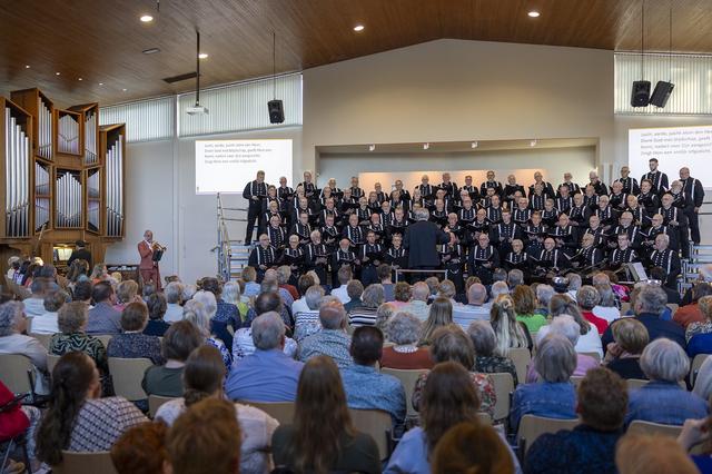 Christelijk Mannenkoor Staphorst verzorgt Oranjeconcert in De Levensbron in Rouveen, mét het Rouveen