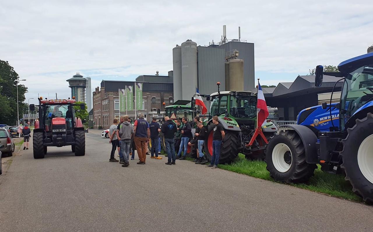 Staphorster boeren verzamelen zich bij De Lichtmis voor een tocht naar Zwolle. Staphorster boeren verzamelen zich bij De Lichtmis voor een tocht naar Zwolle.