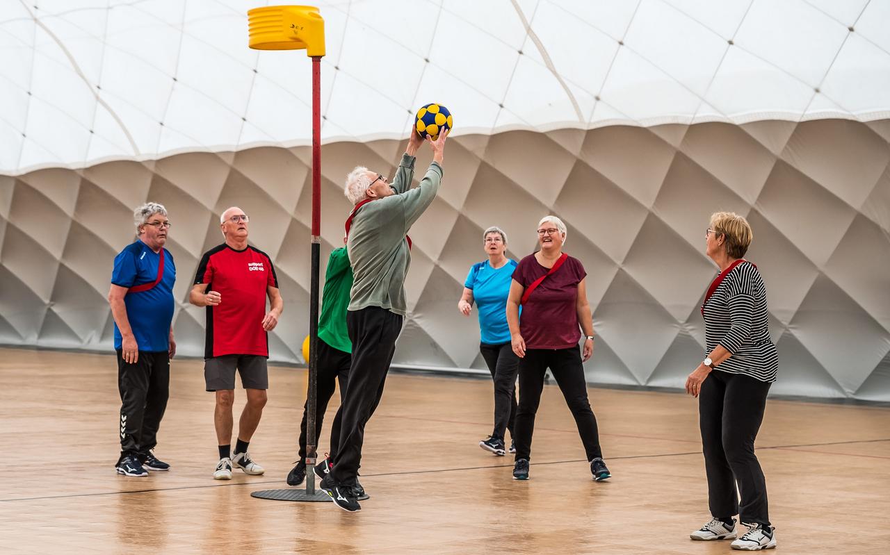 Walking korfbal in de Airdome in Nijeveen. Een groepje van zo’n 25 senioren is dinsdag bij DOS’46 gestart met deze nieuwe vorm van gemengde sport. Walking korfbal in de Airdome in Nijeveen. Een groepje van zo’n 25 senioren is dinsdag bij DOS’46 gestart met deze nieuwe vorm van gemengde sport.