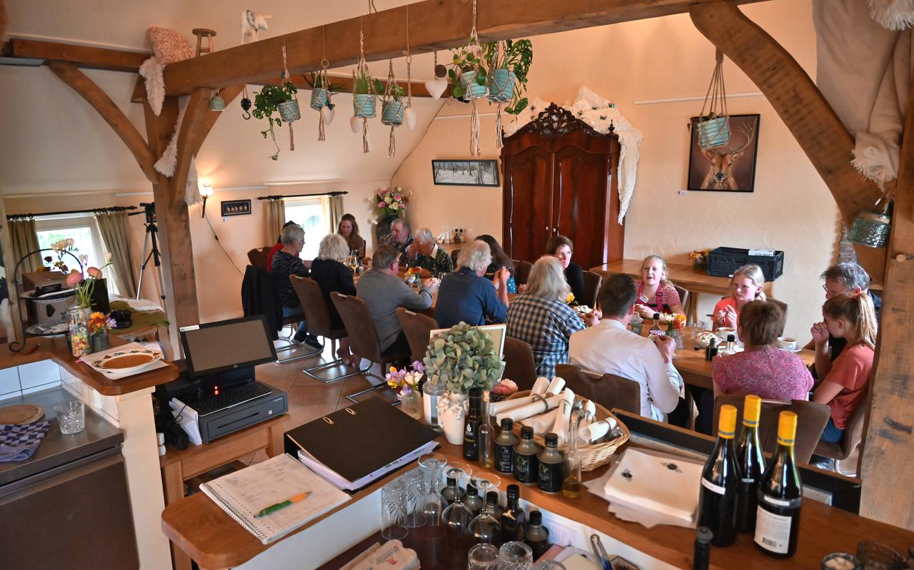 Eerst gezamenlijk koken en daarna alles ook samen opeten aan een grote lange tafel in plattelandsrestaurant Op de Deel. Dat is Kleurrijk koken in De Wolden. Eerst gezamenlijk koken en daarna alles ook samen opeten aan een grote lange tafel in plattelandsrestaurant Op de Deel. Dat is Kleurrijk koken in De Wolden.