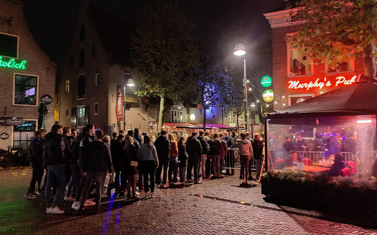 In de rij wachten totdat je naar binnen kunt. In de rij wachten totdat je naar binnen kunt.
