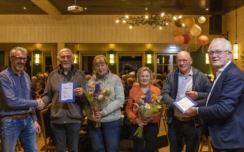 Auke Heijs en Bert Lammertsen werden gehuldigd vanwege hun 25-jarig lidmaatschap van het koor.  Hun echtgenotes ontvingen een mooie bos bloemen.