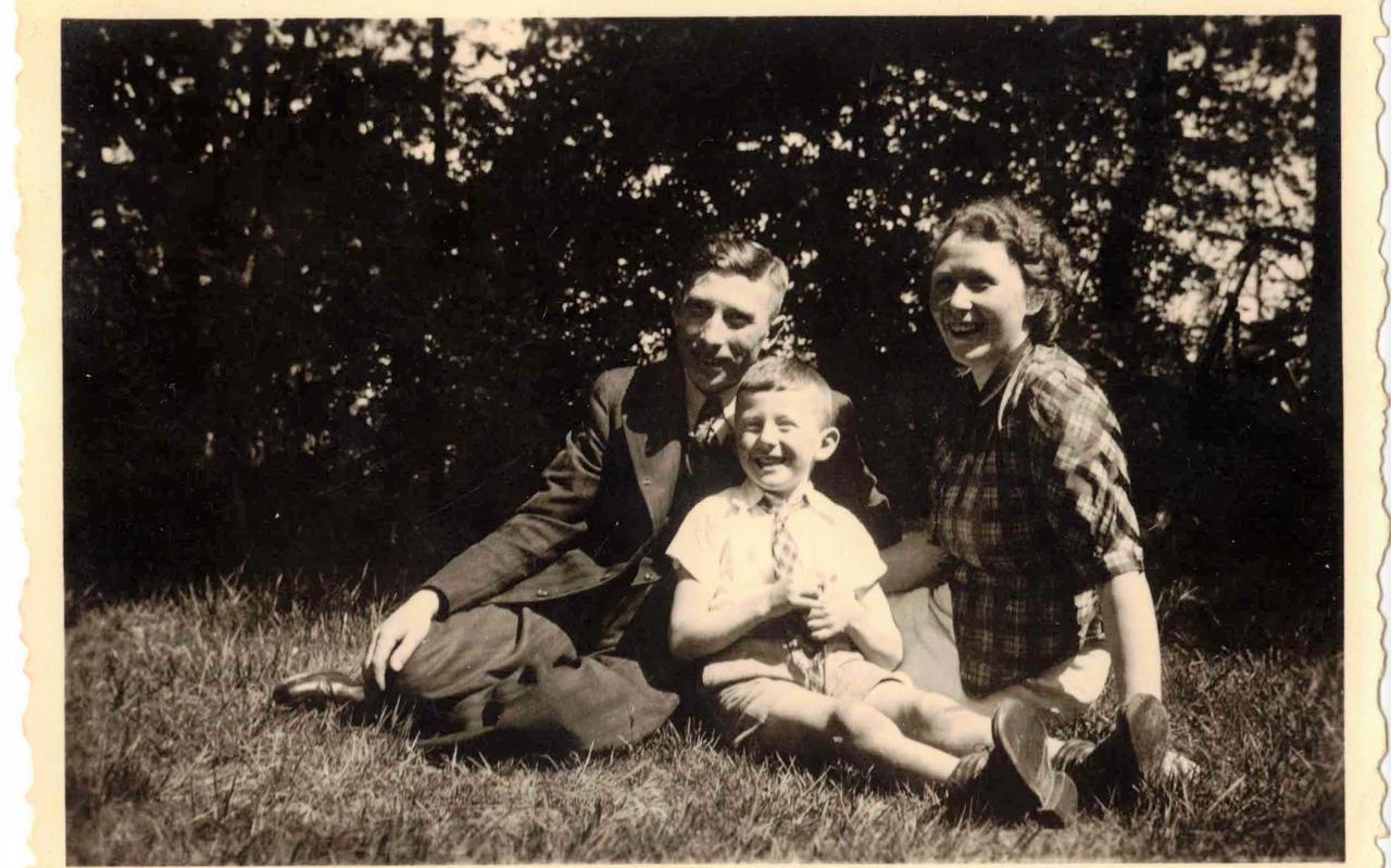 Albert, Gerrit en Alie van Dijk, 1943. Albert, Gerrit en Alie van Dijk, 1943.