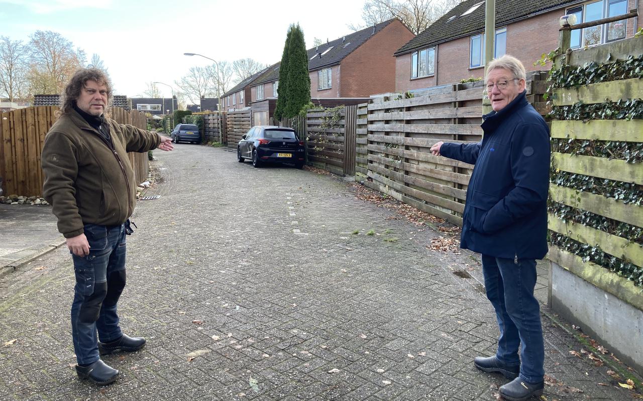 Jan Hoek (links) en Roelof Kruithof vinden dat deze parkeerplaatsen moeten blijven.