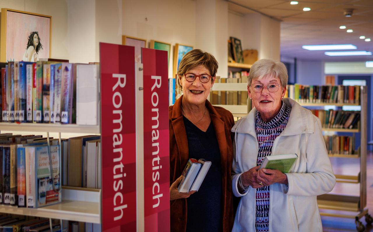 Arja de Vries en Geertje van der Linde (l) nemen afscheid van de boekenuitleen in Nijeveen.