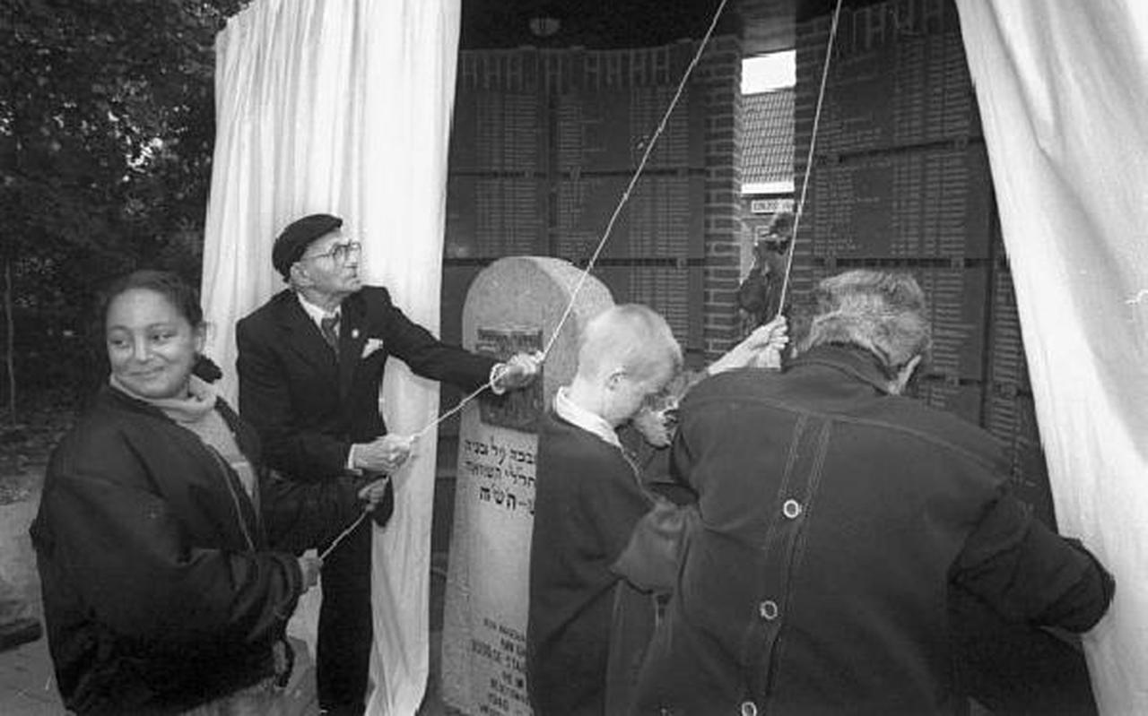 Onthulling van het Joods Monument in het Slotplantsoen in 1997 door de heer Frank ter nagedachtenis aan de weggevoerde en nooit teruggekeerde Joodse stadgenoten. 