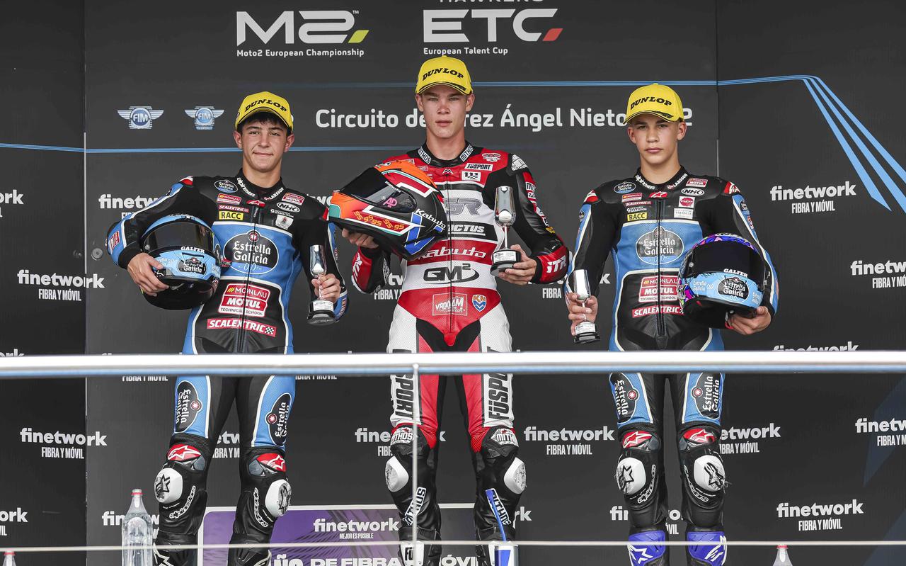 Collin Veijer (midden) won dit jaar in het Spaanse Jerez, als eerste Nederlander ooit, een race van het Junior Moto3 WK.