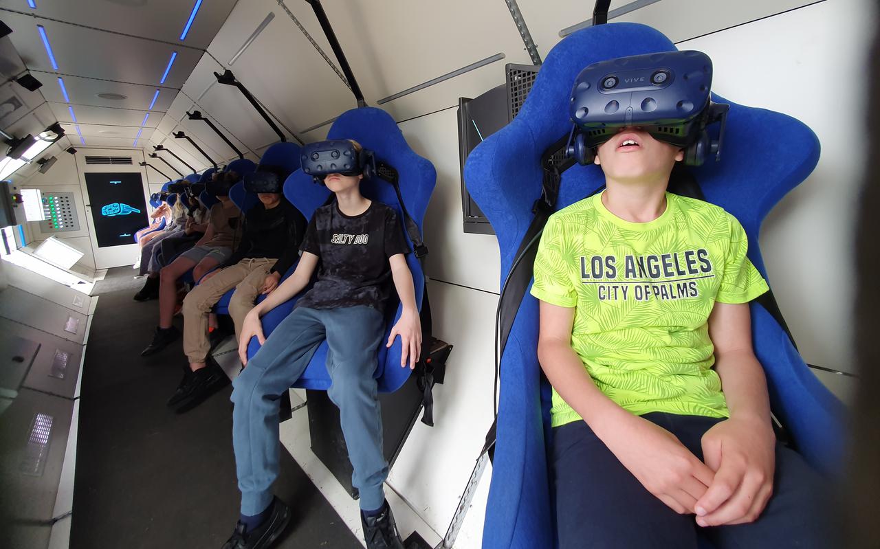 Door de VR-bril heb je echt het gevoel dat je op ruimtemissie bent.
