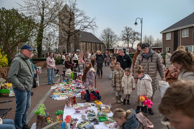 Vindut: lekker struinen onder de Rouveense toren. Kijken, kijken en wél kopen. Traditie breidt zich 