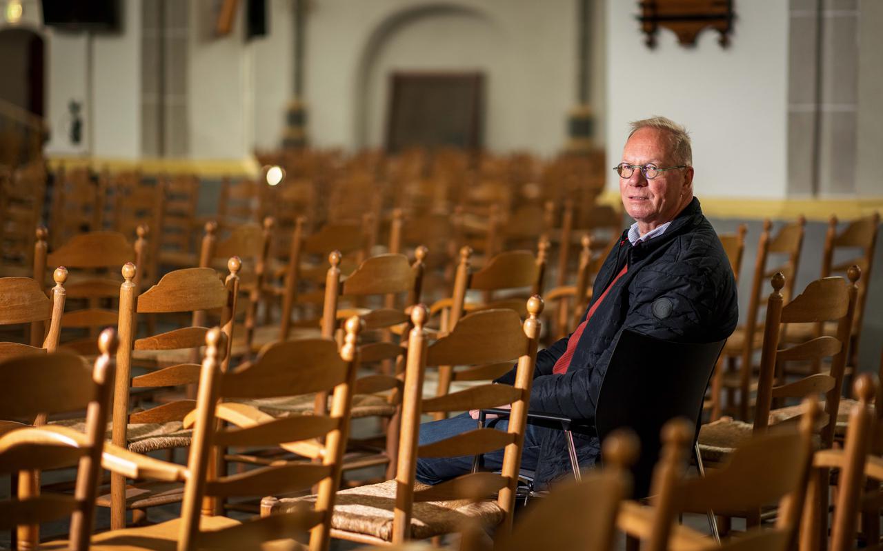 Wim Hultink op de huidige stoelen in de Grote Kerk.