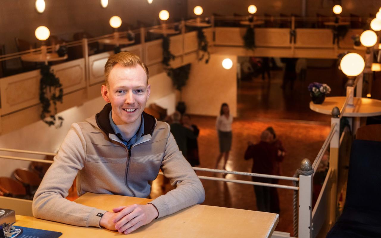 Vincent Veenbrink uit Meppel, op de bovenverdieping van Dansschool Hulzebos. Vincent Veenbrink uit Meppel, op de bovenverdieping van Dansschool Hulzebos.