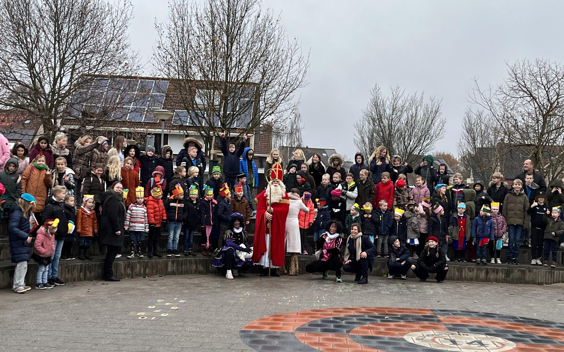 De kinderen ontvingen Sinterklaas op hun nieuwe schoolplein.