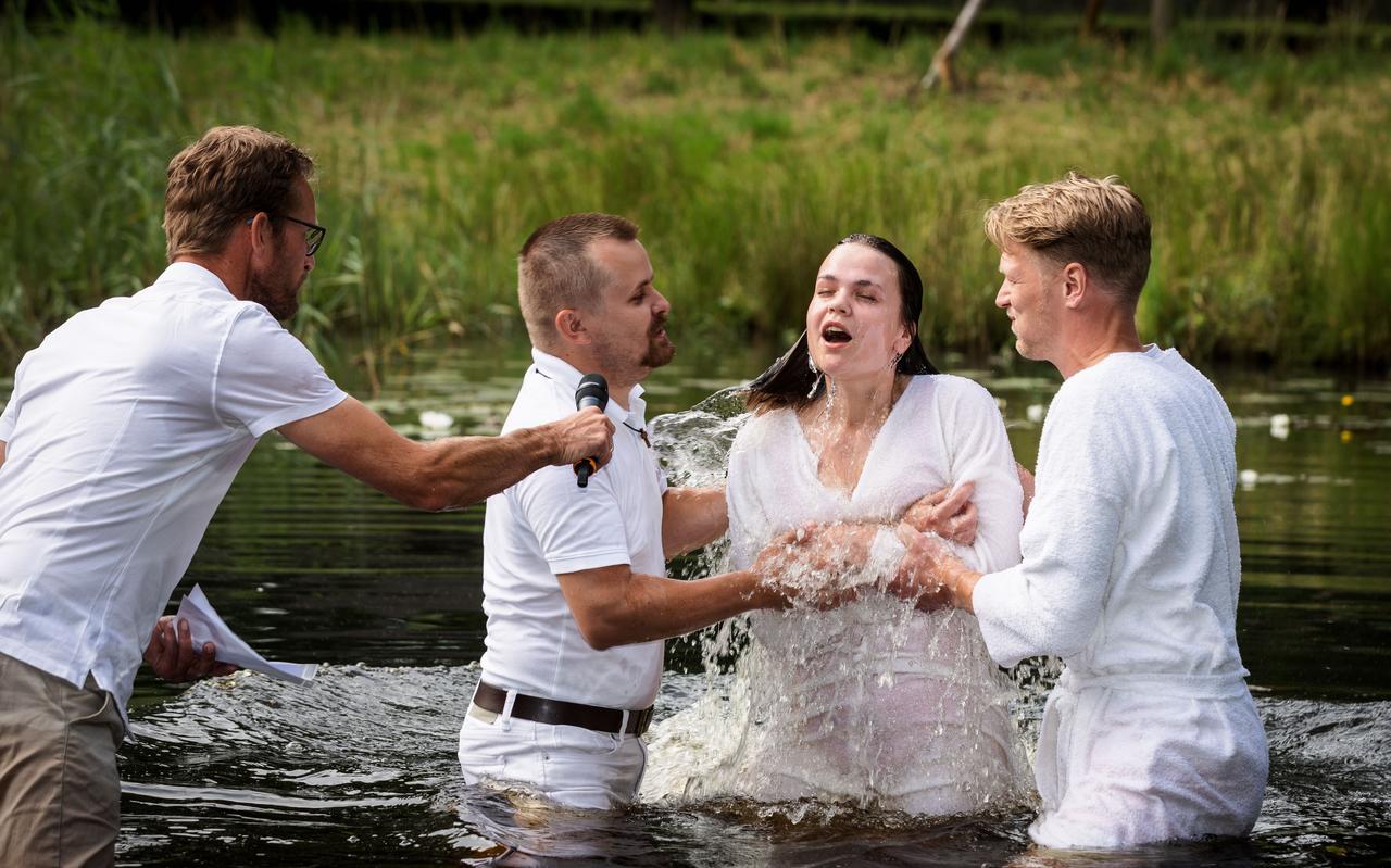 Een van de dopelingen wordt ondergedompeld in De Reest. Een van de dopelingen wordt ondergedompeld in De Reest.