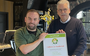 Willian Schiphorst met het certificaat van het ontvangen keurmerk.