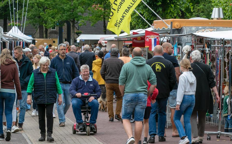 Markt op de Dorpstraat in Vledder. 