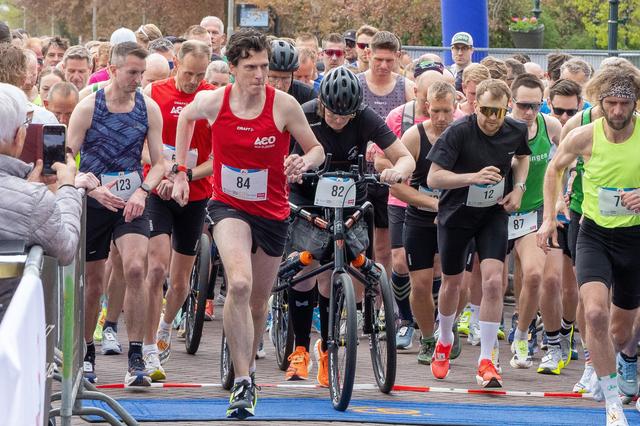 Wind blijkt voor veel deelnemers zwaar tijdens LIV Halve Marathon in Nieuwleusen