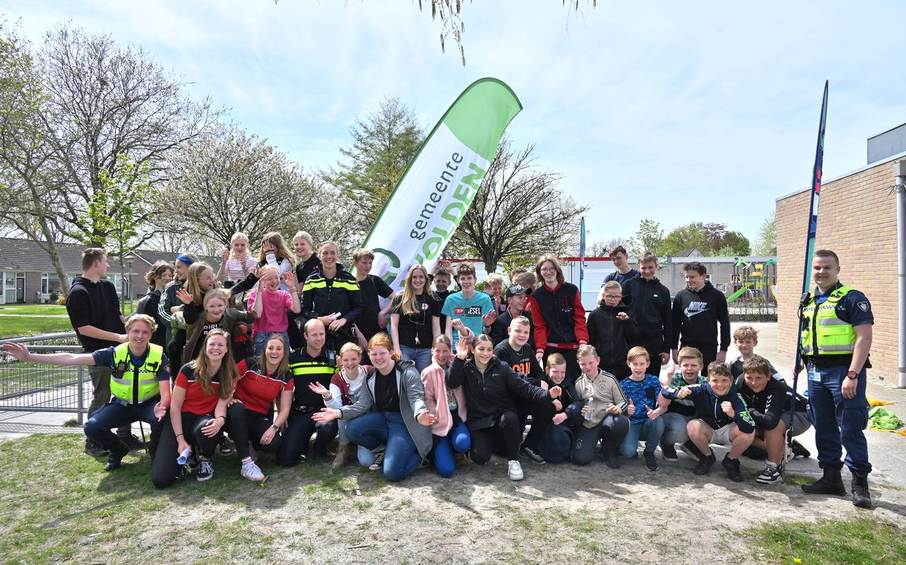 Met liefst veertig deelnemers, vijf jagende wethandhavers en de organiserende jongerenwerkers en sportfunctionarissen werd het middagje Hunted in Koekange een uitputtende strijd van kat en muis. Met liefst veertig deelnemers, vijf jagende wethandhavers en de organiserende jongerenwerkers en sportfunctionarissen werd het middagje Hunted in Koekange een uitputtende strijd van kat en muis.
