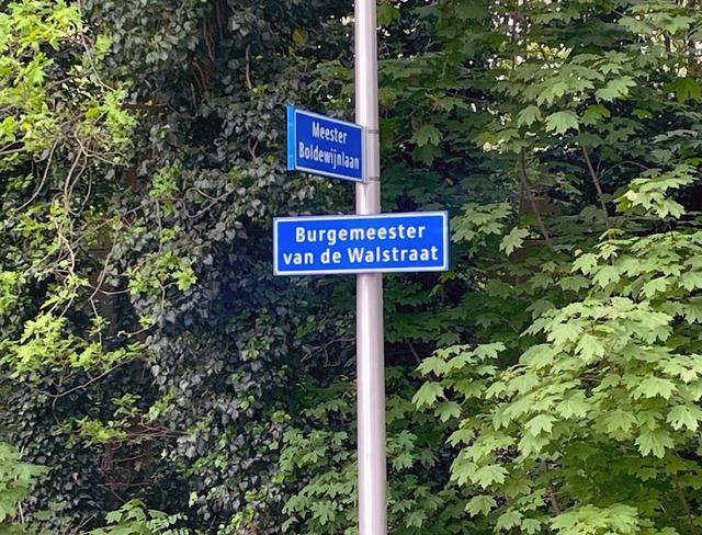 Foutje bedankt: Straatnaambord met spelfout in Staphorst: Burgemeester Van der Wal (1898-1978) is pl