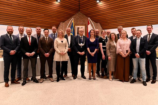 Raadsleden Staphorst leggen eed of belofte af. Zeven van de zeventien lokale volksvertegenwoordigers