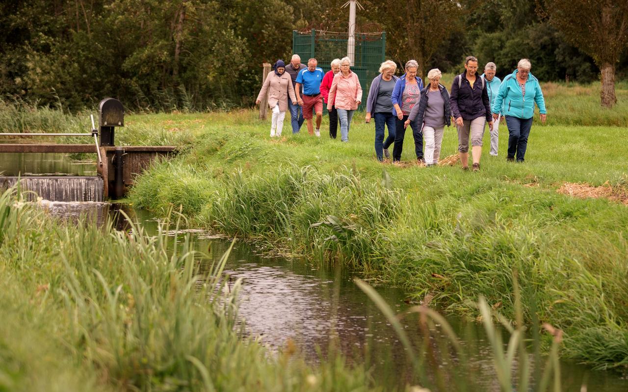Wandelaars langs de Nijeveense Grift. Dit stuk langs de Grift wordt opgenomen in de wandelroutes. Wandelaars langs de Nijeveense Grift. Dit stuk langs de Grift wordt opgenomen in de wandelroutes.