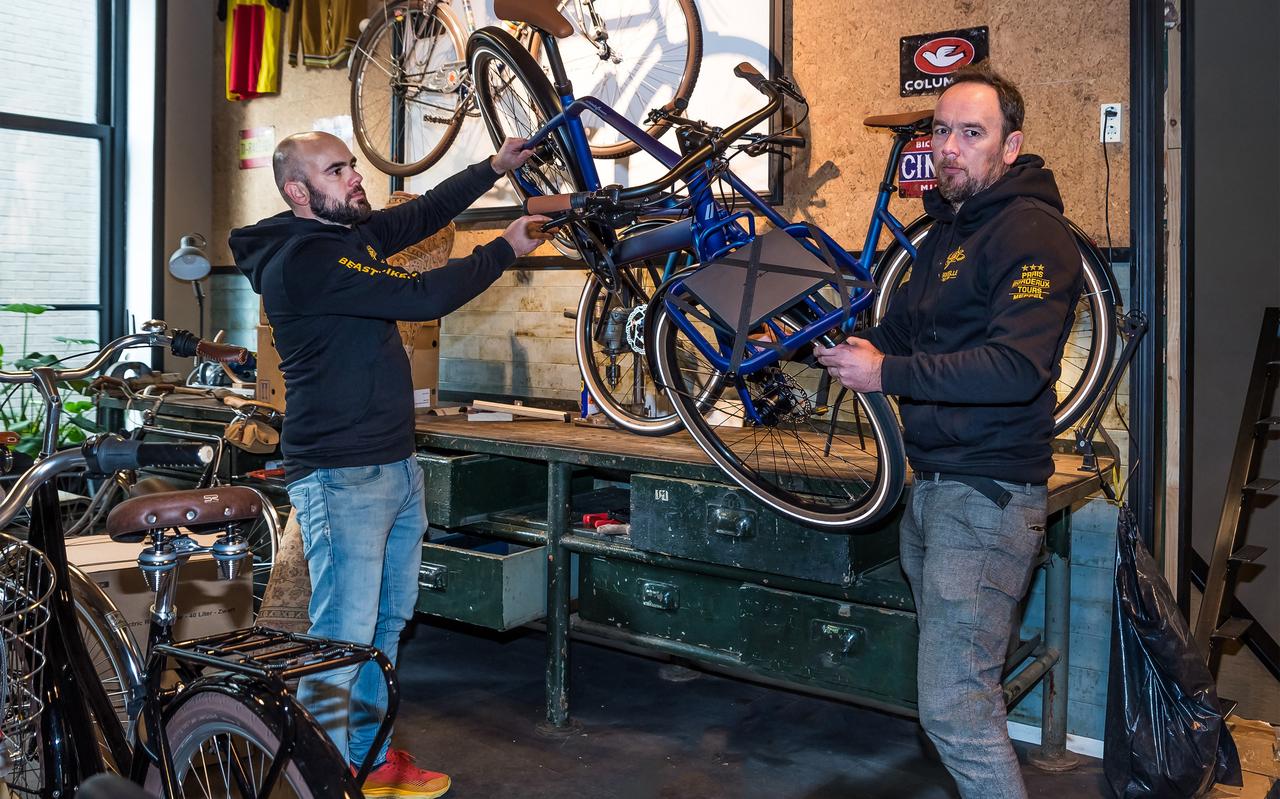 Sjoerd en Oscar Linde tijdens de verhuizing van fietsenzaak L'Hirondelle in het nieuwe pand aan de Kruisweg in Meppel. Sjoerd en Oscar Linde tijdens de verhuizing van fietsenzaak L'Hirondelle in het nieuwe pand aan de Kruisweg in Meppel.