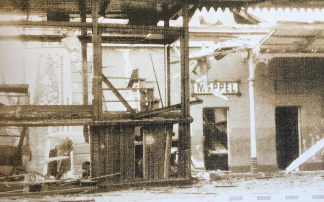 Grote schade aan het station, na het geallieerde bombardement. Grote schade aan het station, na het geallieerde bombardement.