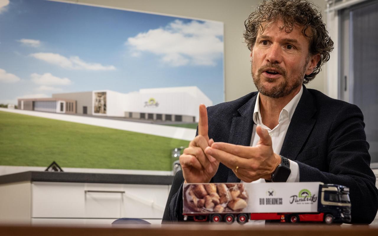 Peter van den Berg met op de achtergrond een weergave van het nieuwe gebouw. Peter van den Berg met op de achtergrond een weergave van het nieuwe gebouw.