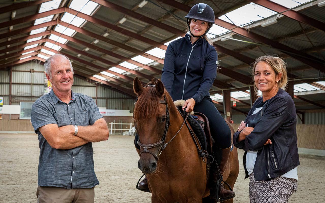 PSV-voorzitter Theo van Diepen en bestuurslid Annous Keizer. Op de pony zit Marlin van Dalen, de 16-jarige dochter van Annous.