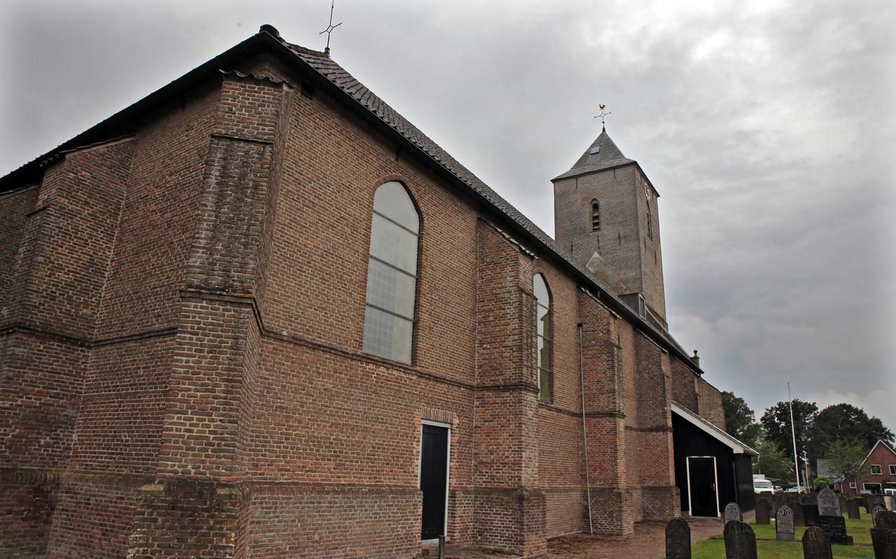 De kerktoren in Rouveen. Hier kloppen buren drie keer de leeftijd van een man en twee keer van een vrouw.