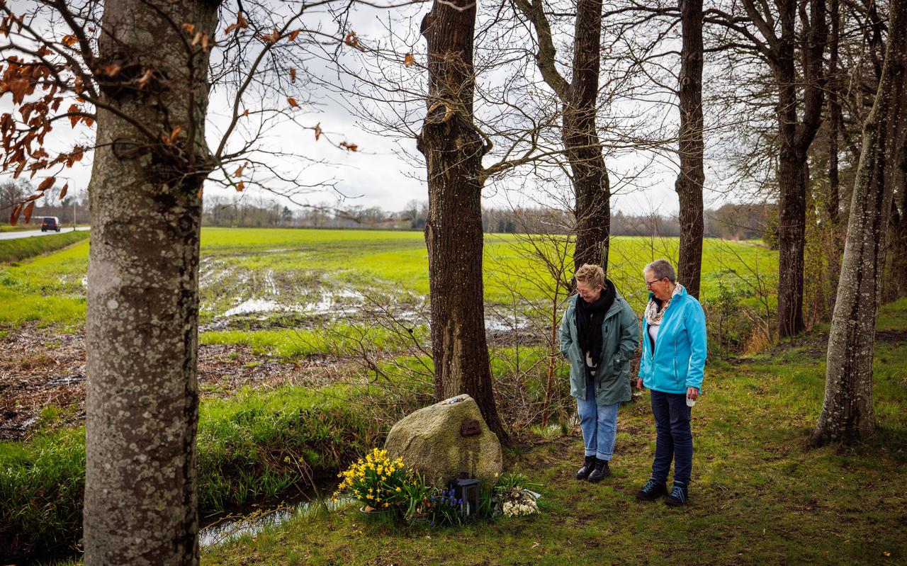 Jitske Aarden (links) en Annelies Mulder bij de gedenkkei voor Teun aan de Oosterboerseweg.