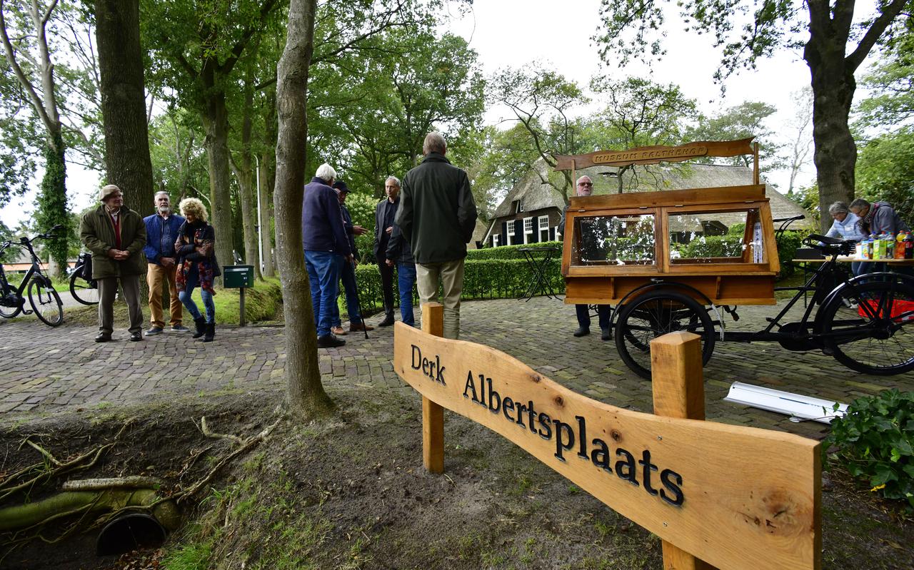 Naambord 'Derk Albertsplaats' aan Oosterveen in Nieuwleusen onthuld. 