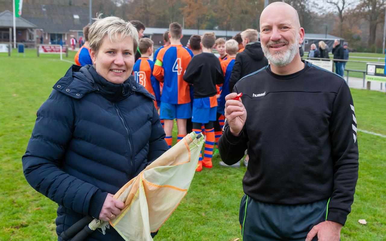De scheidsrechterscoördinatoren van SJO Triville: Anita Kuik (namens Vitesse'63) en Steef van Baalen (namens Wacker en vv IJhorst).