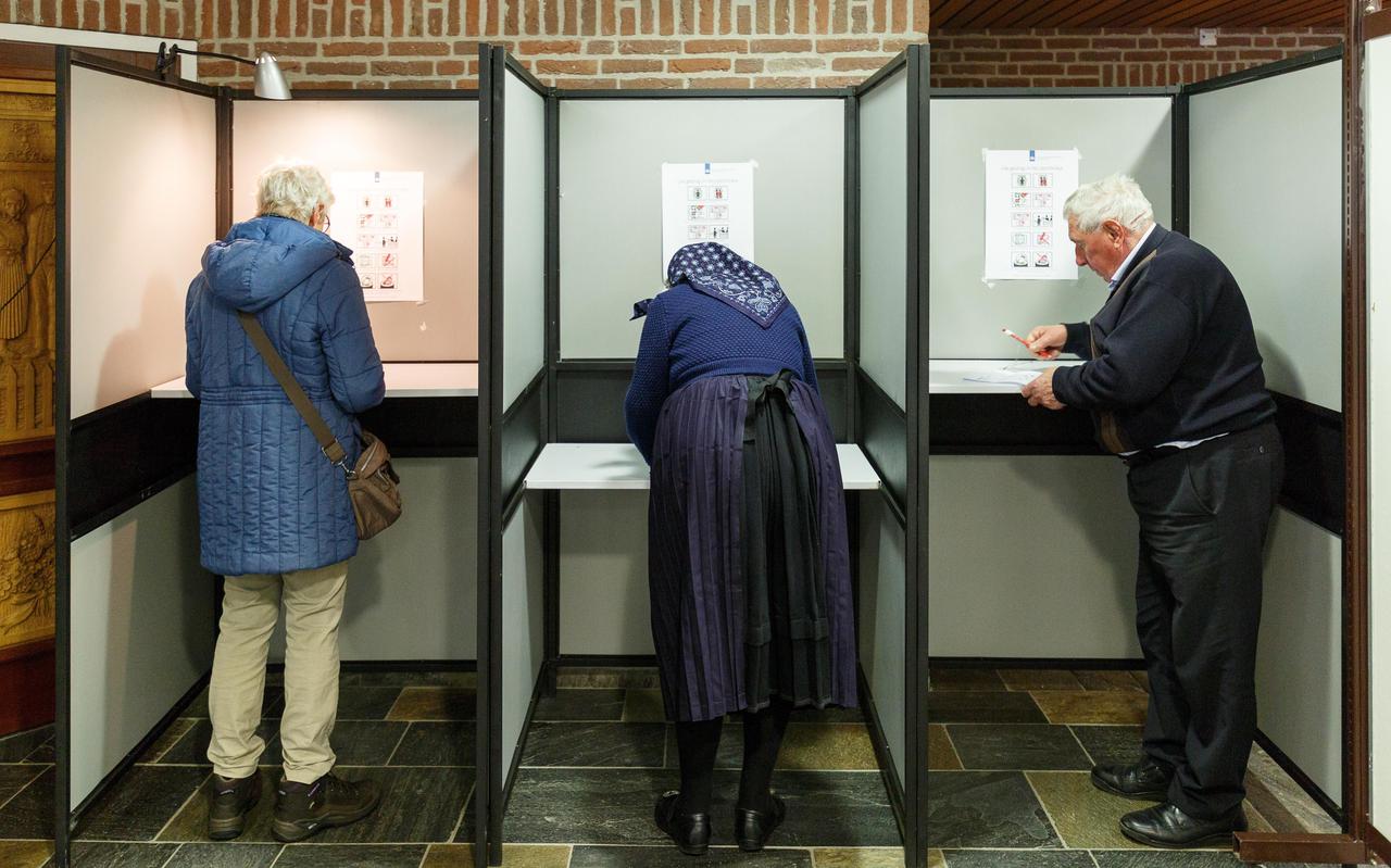 Stemmen in Staphorst. De Overijsselse gemeente hoopt op een opkomstpercentage van meer dan 80 procent.