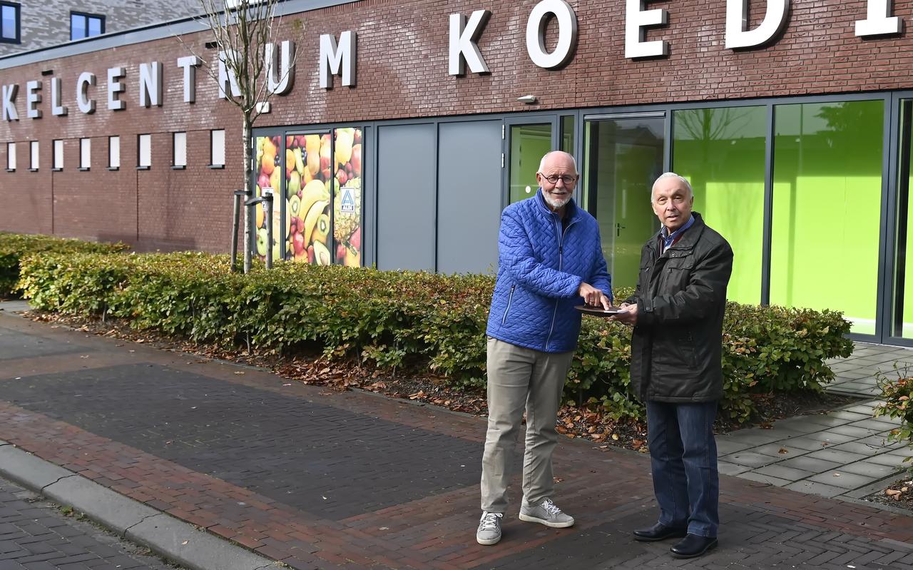 Gijs van de Burg en Jan Nijstad op de plek bij het winkelcentrum Koedijkslanden waar de voedselkonvooien naar Polen vertrokken en terugkeerden. Gijs van de Burg en Jan Nijstad op de plek bij het winkelcentrum Koedijkslanden waar de voedselkonvooien naar Polen vertrokken en terugkeerden.