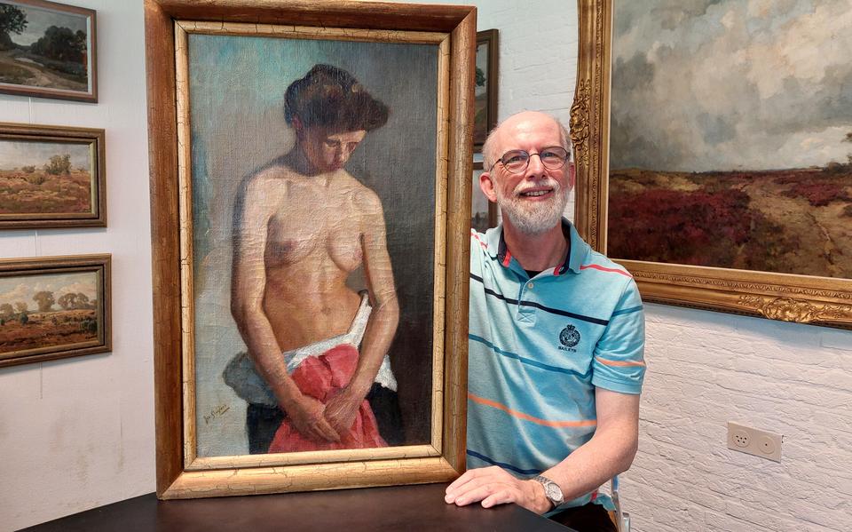 René Loesberg toont het 'echte' schilderij.