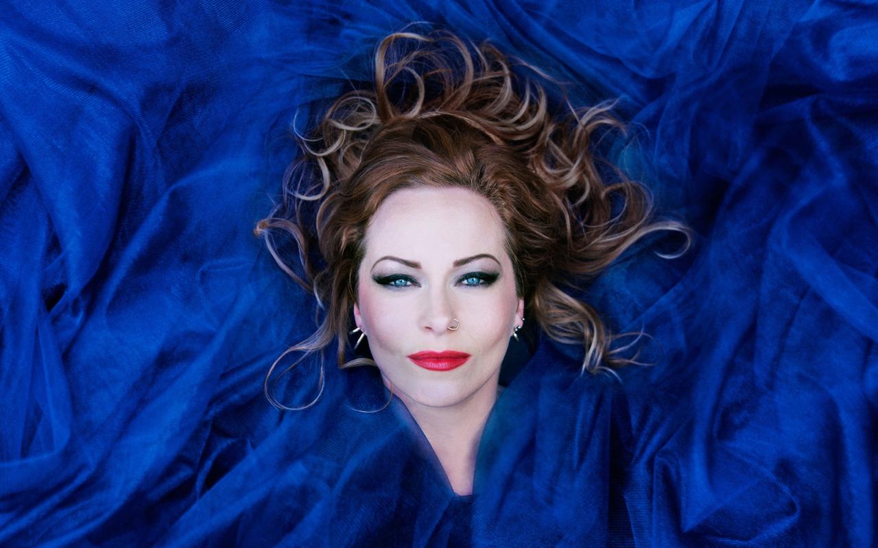 Anneke van Giersbergen brengt een eerbetoon aan Kate Bush. Anneke van Giersbergen brengt een eerbetoon aan Kate Bush.
