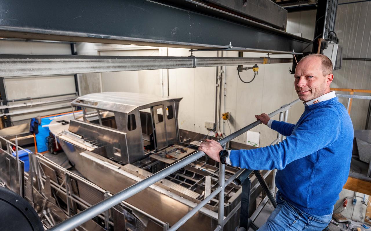 Remko Germeraad werpt van bovenaf een blik op de werkplaats. Remko Germeraad werpt van bovenaf een blik op de werkplaats.