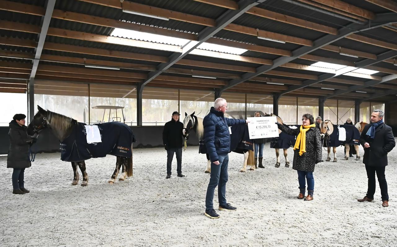 Voorzitter Peter van Asselt van De Baander neemt de cheque in ontvangst uit handen van Rotary-voorzitter Annette Stekelenburg. Rechts Robert van Büseck van de organisatie van de Reestwalk. Voorzitter Peter van Asselt van De Baander neemt de cheque in ontvangst uit handen van Rotary-voorzitter Annette Stekelenburg. Rechts Robert van Büseck van de organisatie van de Reestwalk.