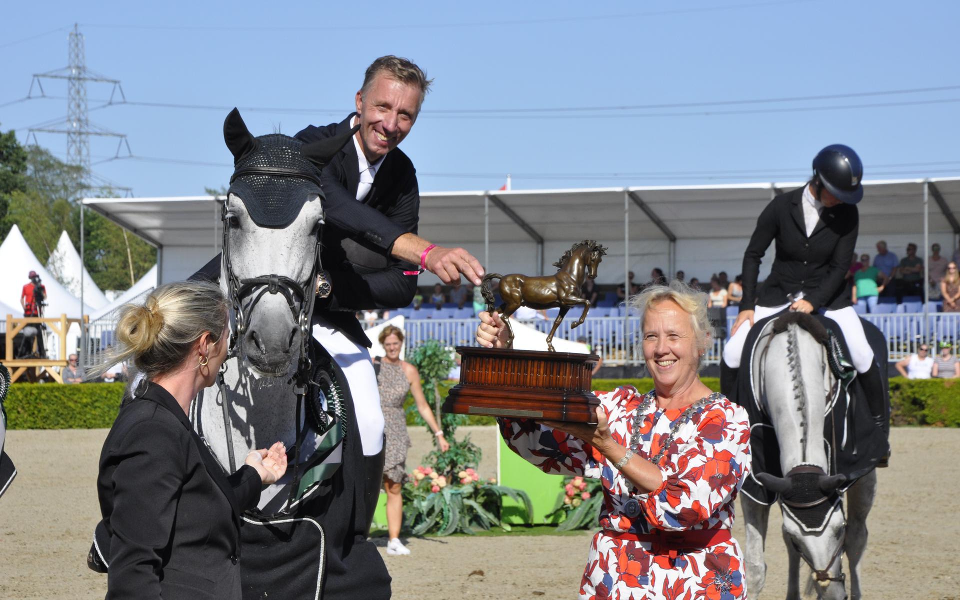 Jur Vrieling ontvangt in juli 2022 van burgemeester Inge Nieuwenhuizen van de gemeente De Wolden een fraai beeld van een paard. 