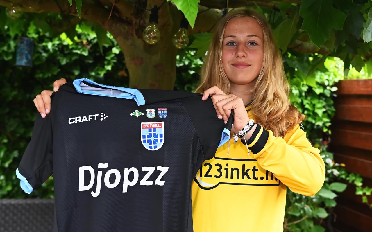 Na vijf jaar in de opleiding van PEC Zwolle en Alcides te hebben gezeten, maakt Carmen Sijbom uit Meppel promotie naar de PEC-beloften, het voorportaal van het eerste vrouwenelftal.