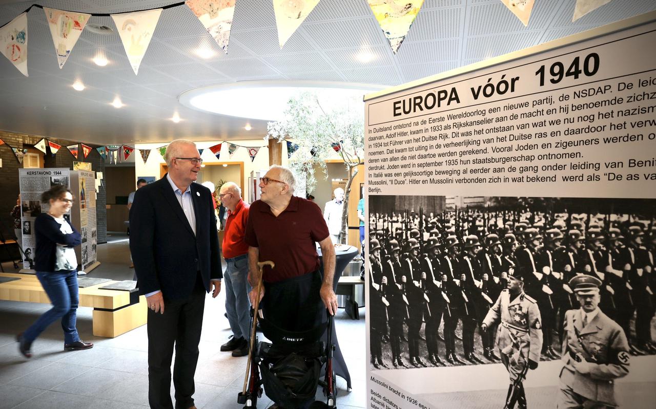 Kier van der Wal en meneer Nefkens bij de opening van de tentoonstelling.