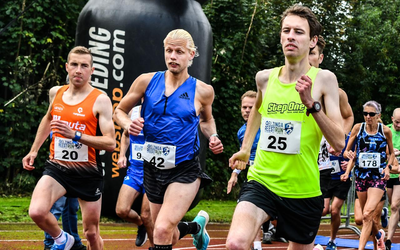 De top 3 van de halve marathon loopt hier al voorop. Van links naar rechts: Thys de Jong (20), Rob Vijver (42) en winnaar Danny Koppelman (25).