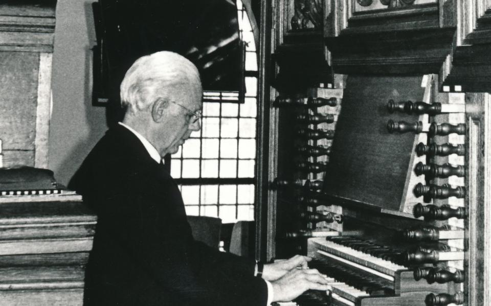 Het orgel wordt bespeeld door de vroegere cantororganist Nico Verrips.
