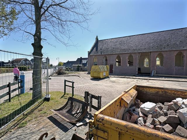 Grote verbouwing van de Hersteld hervormde kerk in Rouveen is begonnen. Eerst slopen, daarna volgt d