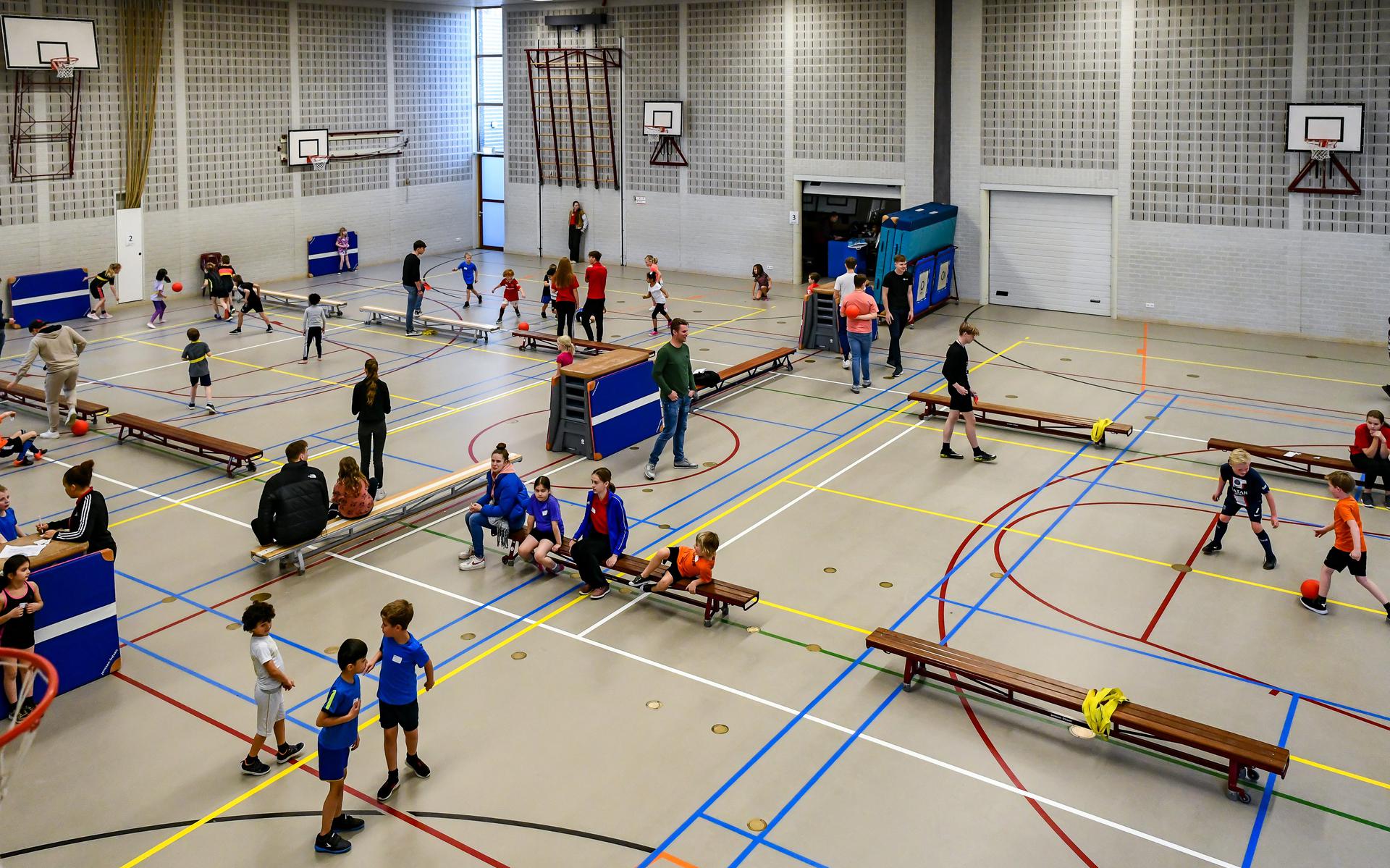 Schoolvoetbalmiddag in sporthal De Aanloop in Meppel.