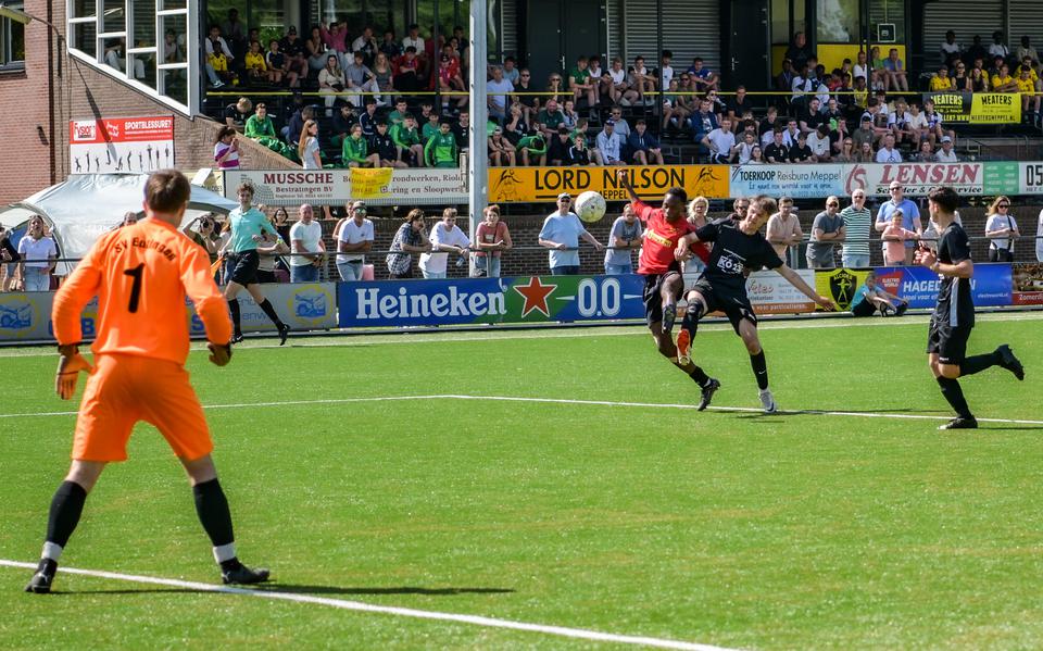 Momentopname uit de doelpuntloze finale van de oudste leeftijdscategorie (O19) tussen FC Meppel/Alcides en VFL Hochdorf. De Duitsers bleken beter in het verzilveren van penalty's.