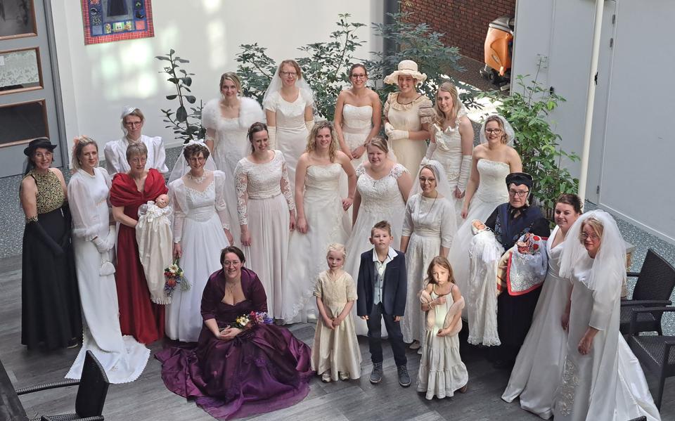 Collega's van bij de Berghorst in Staphorst trokken speciaal voor de bewoners allen een bruidsjurk aan.