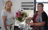Bloemen van Ingrid van Dijk (links) voor Diny Jonkers, andersom gaat een hart van chocolade terug.