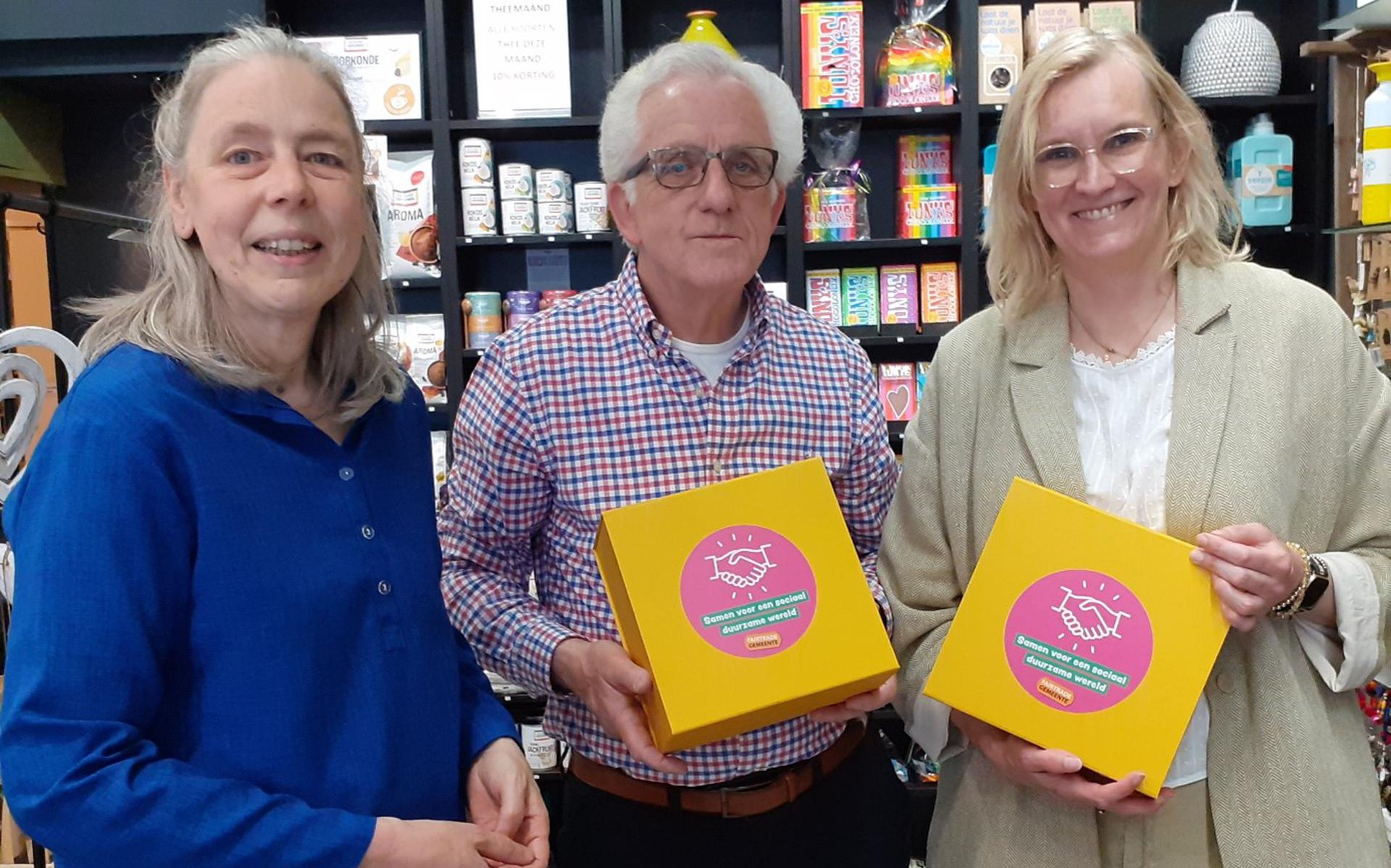 Roelof Prij en Suzanne Bouwers ontvingen een presentje voor hun inzet als Fairtrade Ambassadeurs in Meppel.